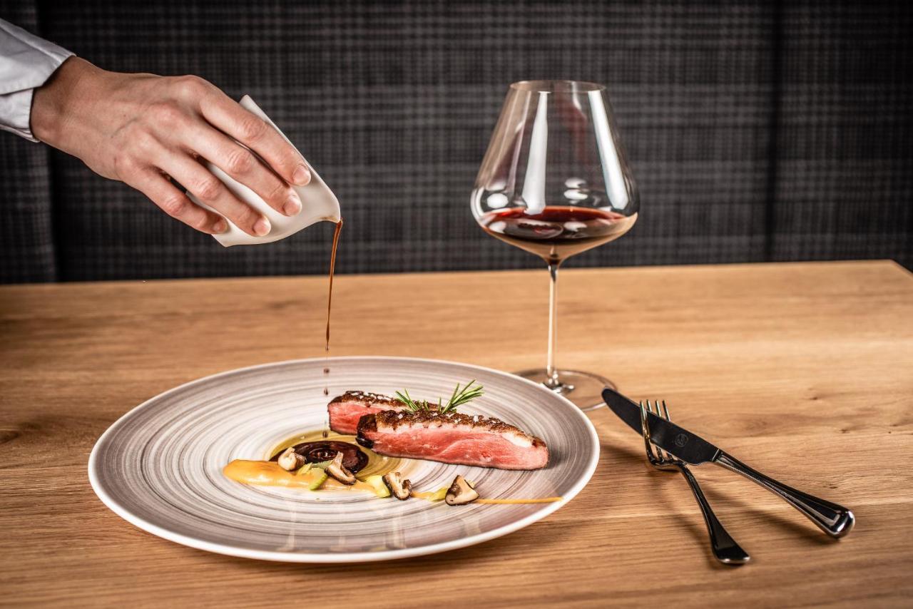 فندق My Arbor - Dolomites بريسّانوني المظهر الخارجي الصورة A server pouring sauce onto a prepared dish