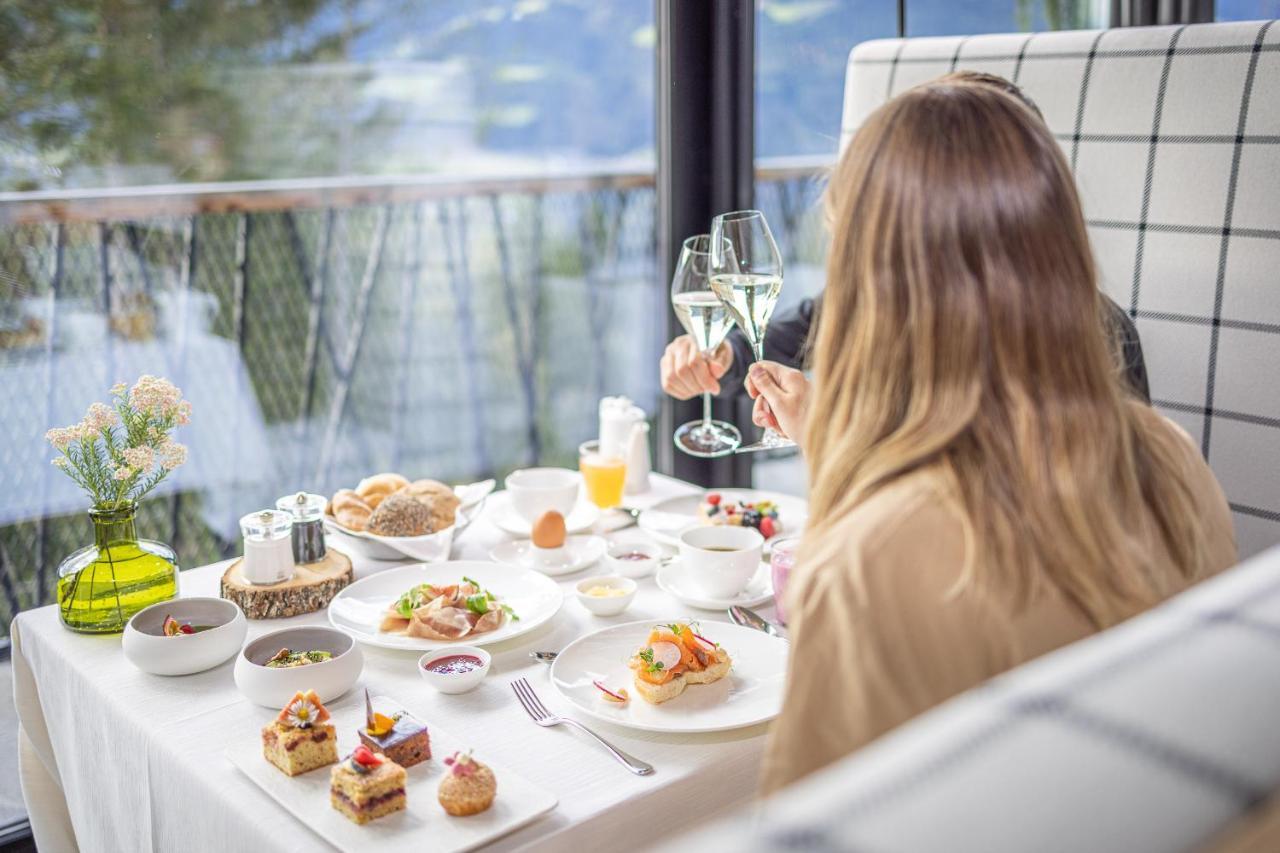 فندق My Arbor - Dolomites بريسّانوني المظهر الخارجي الصورة A woman enjoying a meal at a restaurant