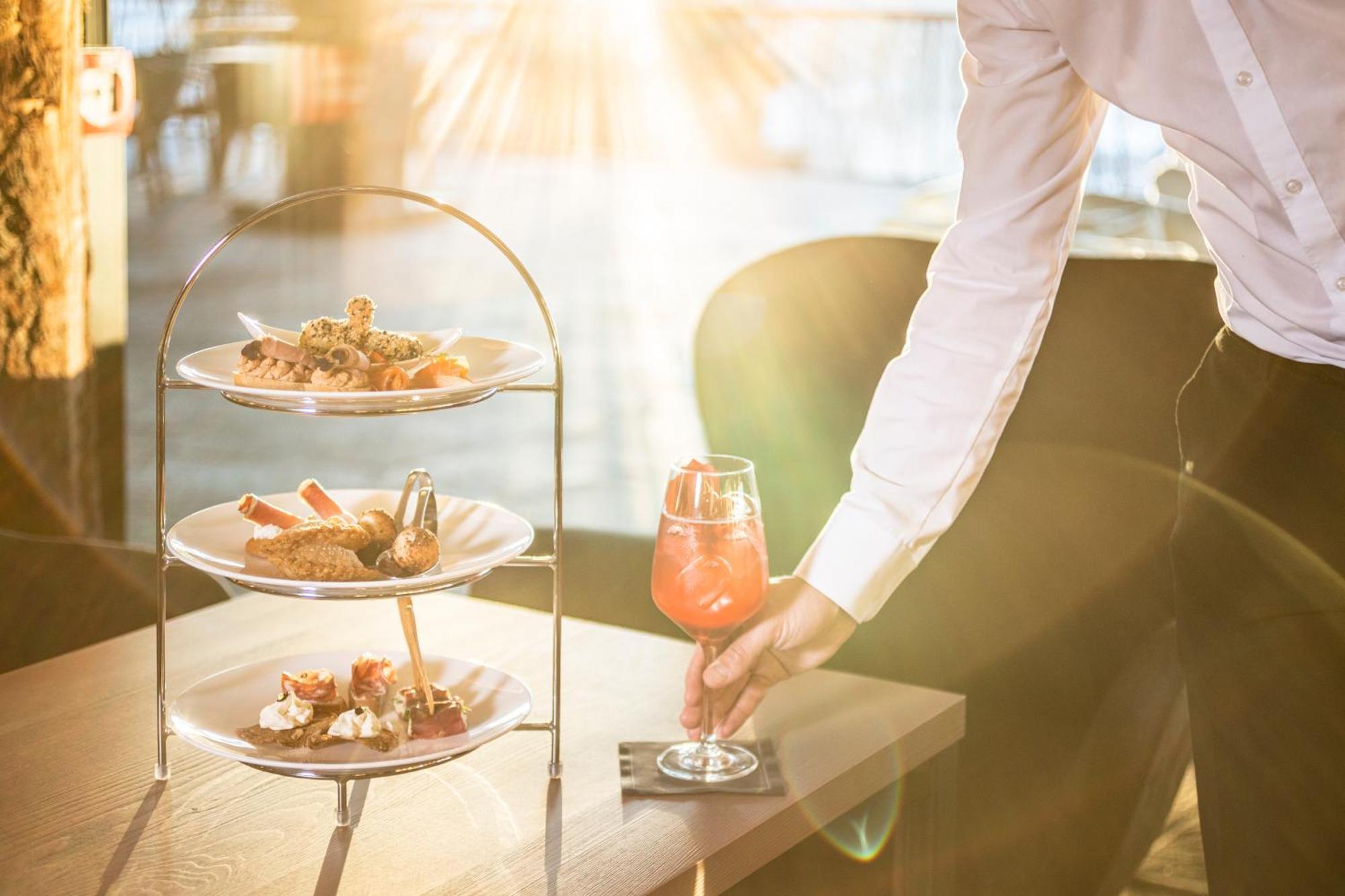 فندق My Arbor - Dolomites بريسّانوني المظهر الخارجي الصورة A waiter serving a drink